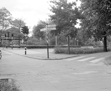 884373 Gezicht op het fietspad langs het 24 Oktoberplein te Utrecht, met centraal een paal met ANWB-wegwijzers en ...
